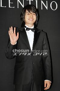 【フォト】ブラックスーツ姿のイ・ドンウク