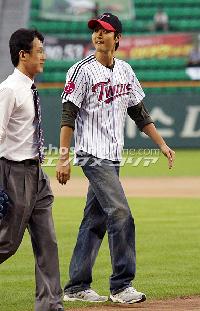 【フォト】ボールを投げる姿も素敵なイ・ドンゴン