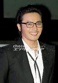 【フォト】チャン・ドンゴン、雨に降られても「スマイル」