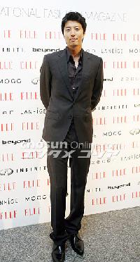 【フォト】シックなスーツ姿のイ・ドンゴン