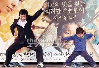 【フォト】親子でポーズのジョン・ウンピョ