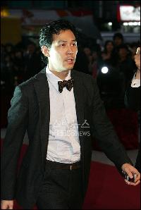 【フォト】水玉の蝶ネクタイ姿で登場のイ・ジョンジェ