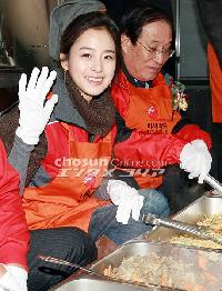 【フォト】キム・テヒ「皆さん、どうぞ召し上がれ!」