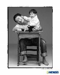 【フォト】赤ちゃんを抱くキム・ジョンウン