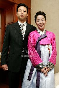 ノ・ヒョンジョン夫妻、1カ月間ソウルに滞在