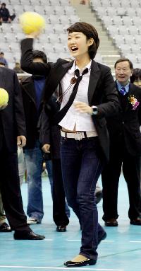 新人女優ミンジ、ワニに噛まれる