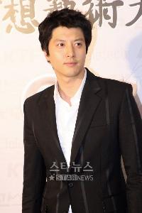 実弟死亡のイ・ドンゴンさん、26日に帰国へ