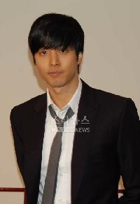 イ・ドンゴン、弟の遺骨とともに28日帰国へ