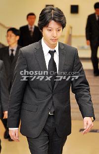 【フォト】イ・ドンゴン、重い足取りで弟の焼香所へ