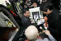 故イム・ソンフンさん出棺に母号泣