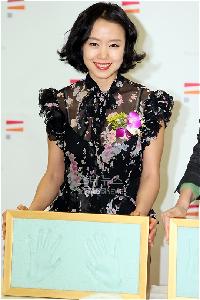 【フォト】チョン・ドヨン「私の手形どうかしら？」