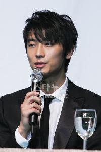 チュ・ジフンの誕生日にファンが映画PR