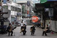 さび付いた工場跡に広がる美しい芸術