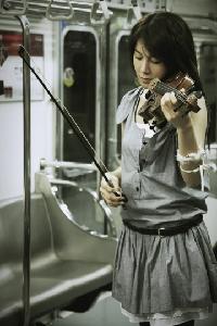 イ・ジア、地下鉄でバイオリンの腕を披露