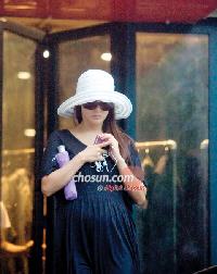 妊娠14週、おなかふっくらキム・ヒソン(上)