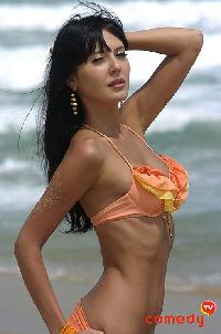 ジャミラのセクシーなビキニ姿