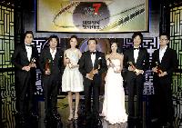 笑顔の受賞者たち=大韓民国映画大賞