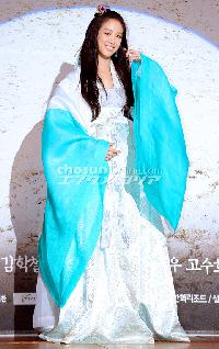 【フォト】艶やかな韓服姿のチョン・リョウォン