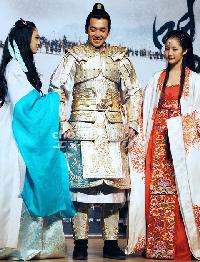 【フォト】両手に花のチョン・ギョンホ