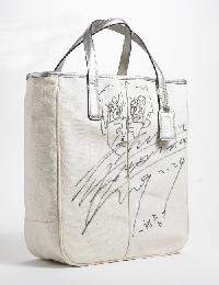 キム・ヒョンジュンの直筆イラスト入りバッグ高値落札