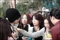 ファンのカメラ奪った? ユチョンの動画が波紋