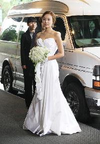 キム・アジュン「ウエディングドレスで花嫁気分」