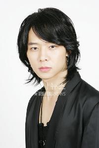 東方神起ユチョン、母にアイスクリーム店をプレゼント