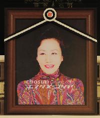 【フォト】ヨ・ウンゲさん、笑顔の遺影