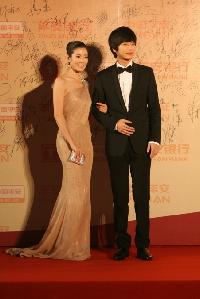 イ・テラン、ゴールドドレスで韓国美をアピール=上海国際映画祭