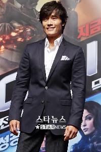 イ・ビョンホン、「悪い男」としてJOMOカップに