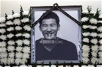 イ・オンさん1周忌、遺族ら静かに追悼
