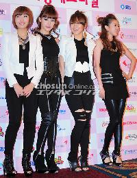 【フォト】モノトーンでキメた2NE1