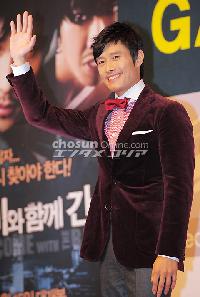 【フォト】ファンに手を振るイ・ビョンホン