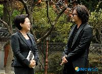 【フォト】李大統領夫人と語り合うペ・ヨンジュン