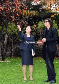 【フォト】秋を楽しむ李大統領夫人&ペ・ヨンジュン