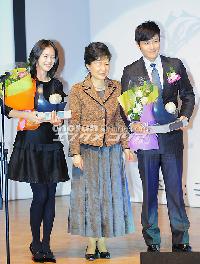 【フォト】ビョンホン&テヒ、朴槿恵氏と記念撮影