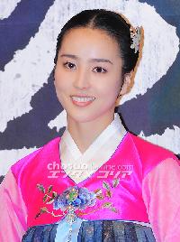 【フォト】ハン・ヘジン「韓服姿も似合うでしょ?」