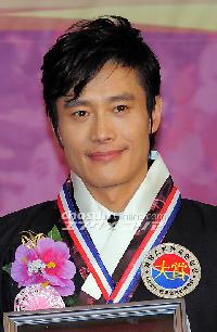 【フォト】イ・ビョンホン、「誇らしい韓国人大賞」受賞