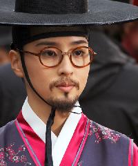 【フォト】ハン・ヘジン、男装姿を公開=『済衆院』