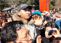 【フォト】ファンに囲まれたチュ・ジフン