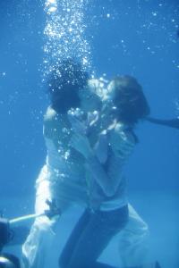 ソン・イルグクとハン・チェヨンが水中でキス