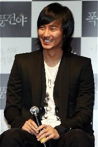 キム・ナムギル写真集、初版完売で第2刷印刷へ