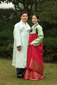 チ・サンウク候補、シム・ウナとの結婚写真を選挙広告に