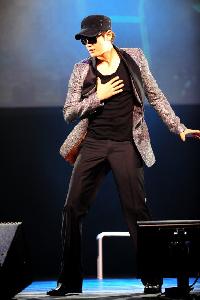 パク・シフが日本でファンミ、ダンス&歌を披露