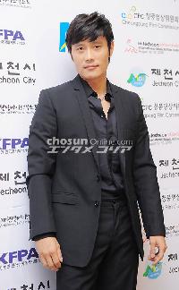 【フォト】イ・ビョンホンに「APNアワード」男優賞