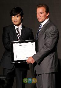 【フォト】ビョンホン大使&シュワ知事