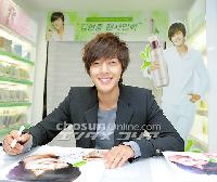 【フォト】キム・ヒョンジュン、明洞でサイン会