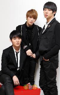 JYJファン連合、募金でバス広告