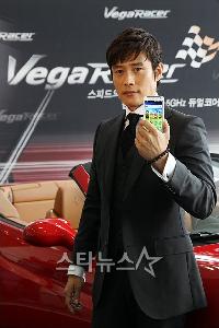 【フォト】イ・ビョンホンがスマホのイメキャラに!