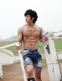 チ・チャンウクが腹筋を公開